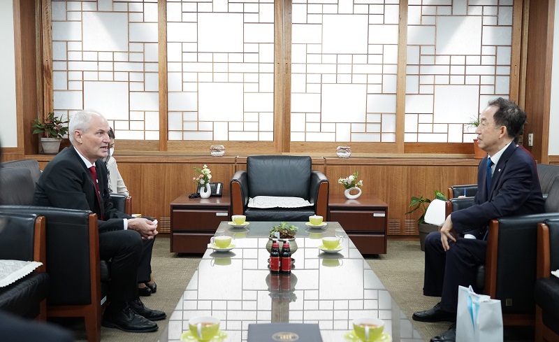 <사진1> 국가균형발전위원회 사무실을 방문한 아이너 얀센 대사와 김사열 국가균형발전위원장이 환담을 나누고 있다.