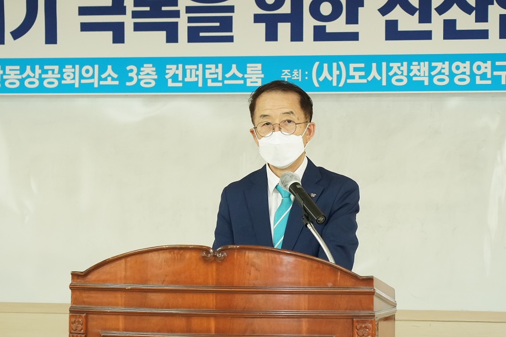 <사진 2> 21일 안동상공회의소에서 개최된 지역혁신·균형발전 토론회에서 김사열 국가균형발전위원장이 축사를 하고있다.