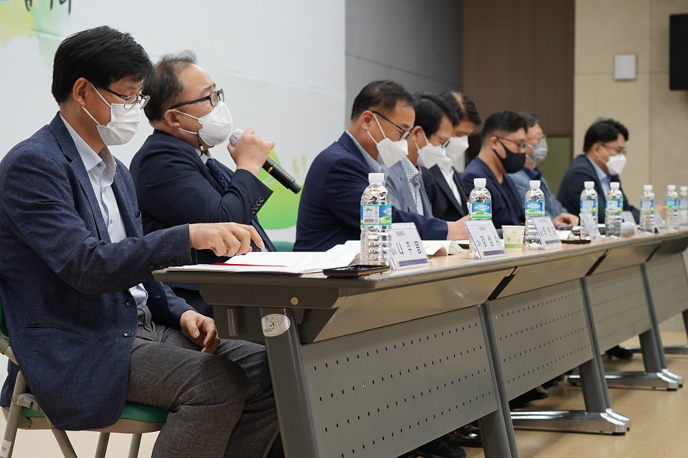 <사진3> 18일 순천 국제습지센터에서 개최된 '지역혁신 균형발전 전남·경남지역 토론회'에서 참석자들이 남해안남중권 발전전략에 대해 토론하고 있다.