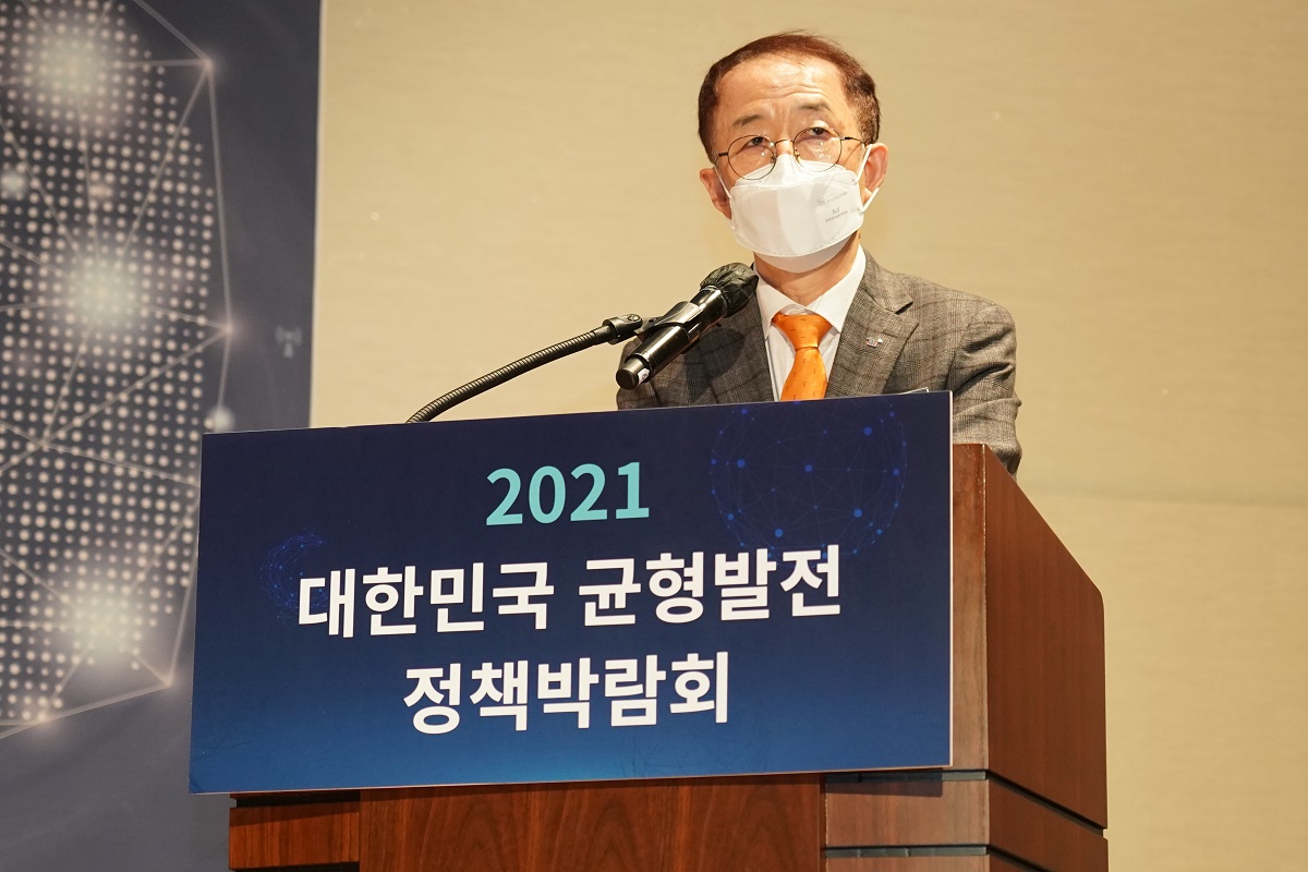 <사진1> 27일 안동대학교에서 열린 균형발전 정책박람회에서 김사열 국가균형발전위원장이 개회사를 하고있다.