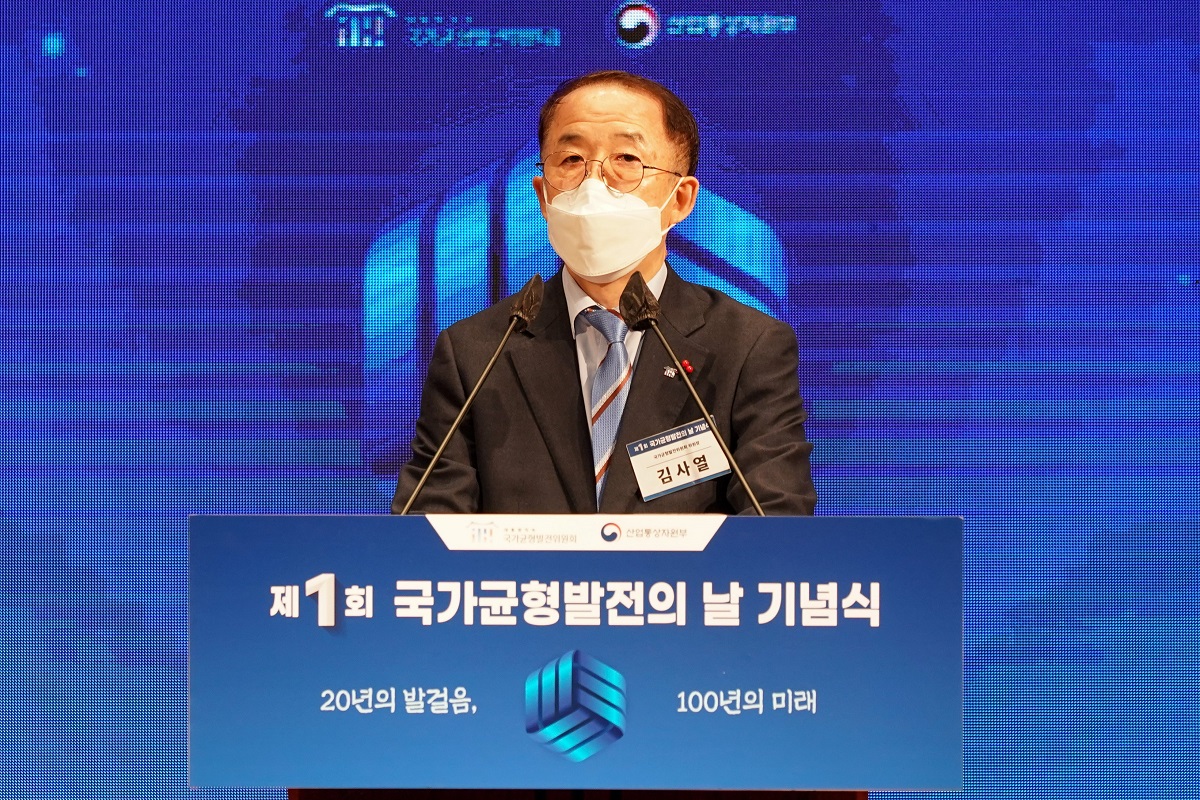 <사진4> 김사열 균형위 위원장이 제1회 『국가균형발전의 날』기념식에서 인사말을 하고 있다.