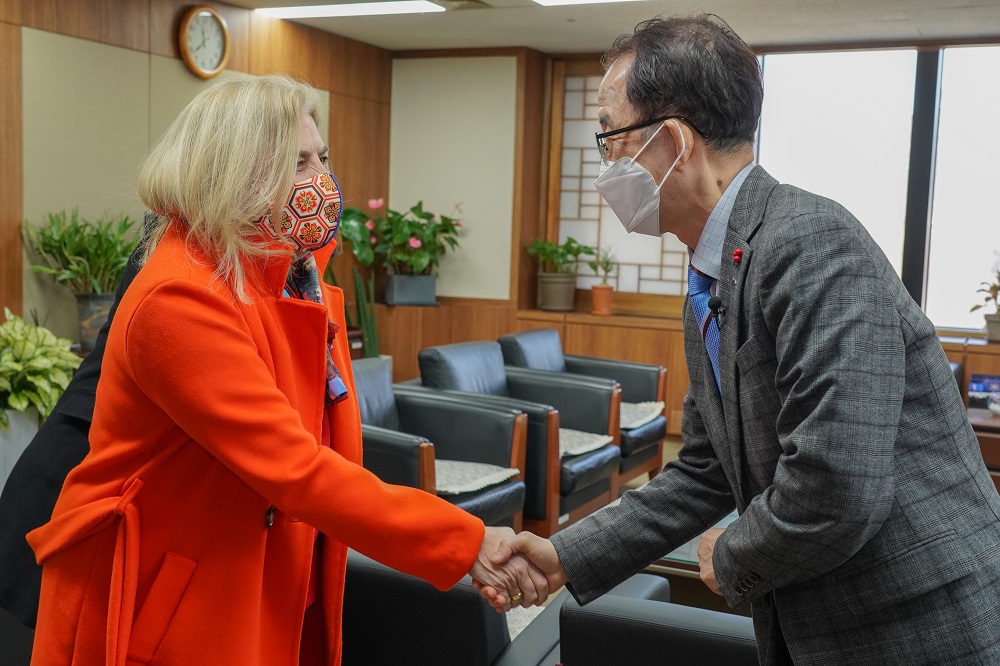 <사진1> 2월 17일 정부서울청사 균형위 사무실을 방문한 페르난데즈 대사를 김사열 위원장이 반갑게 맞이하고 있다.