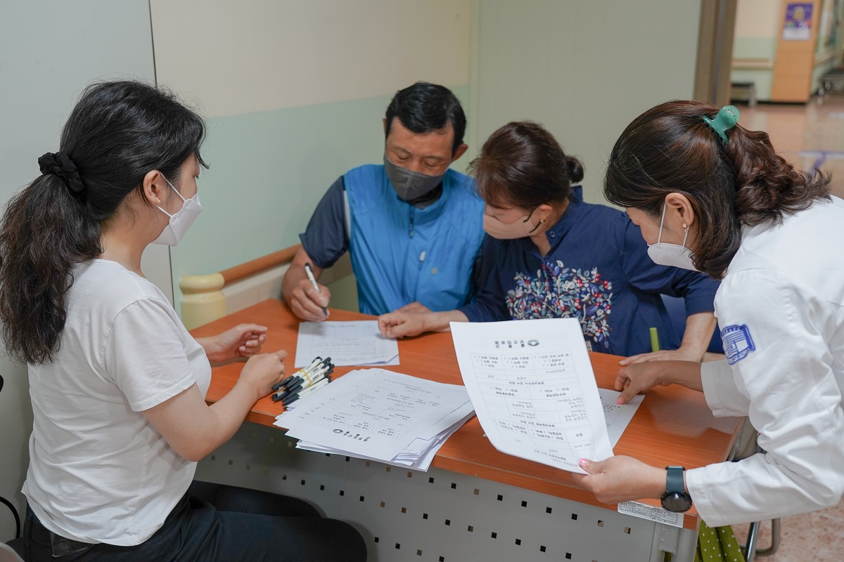 <사진 2> 혈관질환 무료검진에 참여한 군민들이 검진 만족도 조사에 응하고 있다.